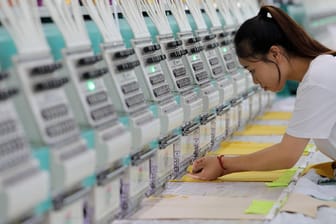 Arbeiterin in einer Fabrik im nordchinesischen Cangzhou: China könnte vor einem fundamentalen Kurswechsel in seiner Wirtschaftspolitik stehen.
