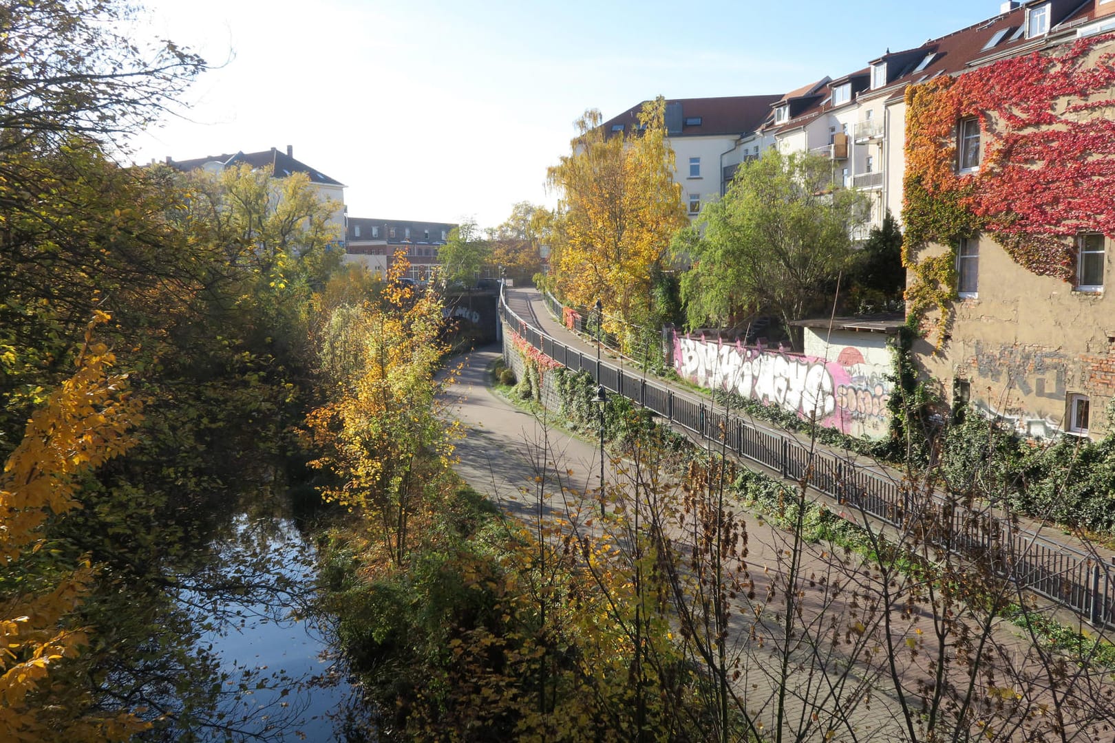 Der Karl-Heine-Kanal in der Leipziger Herbstsonne (Archivbild): Der Samstag soll schön werden.