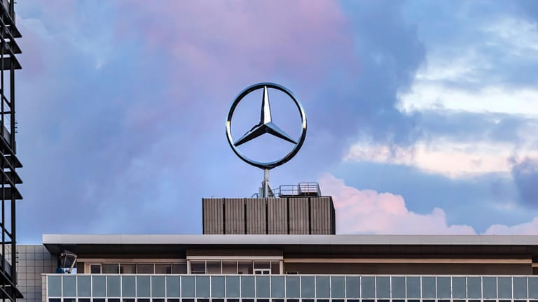 Rosige Aussichten für Daimler (Symbolbild): Durch die Aufteilung von Pkw- und Lkw-Sparte will der Automobilkonzern noch erfolgreicher werden.