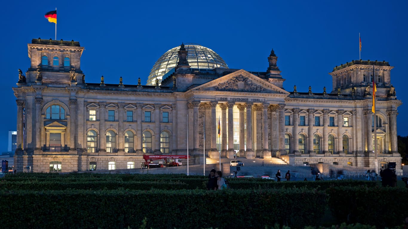 Reichstagsgebäude in Berlin: Für die Abgeordneten geht die erste Woche in der neuen Arbeitsumgebung zuende.