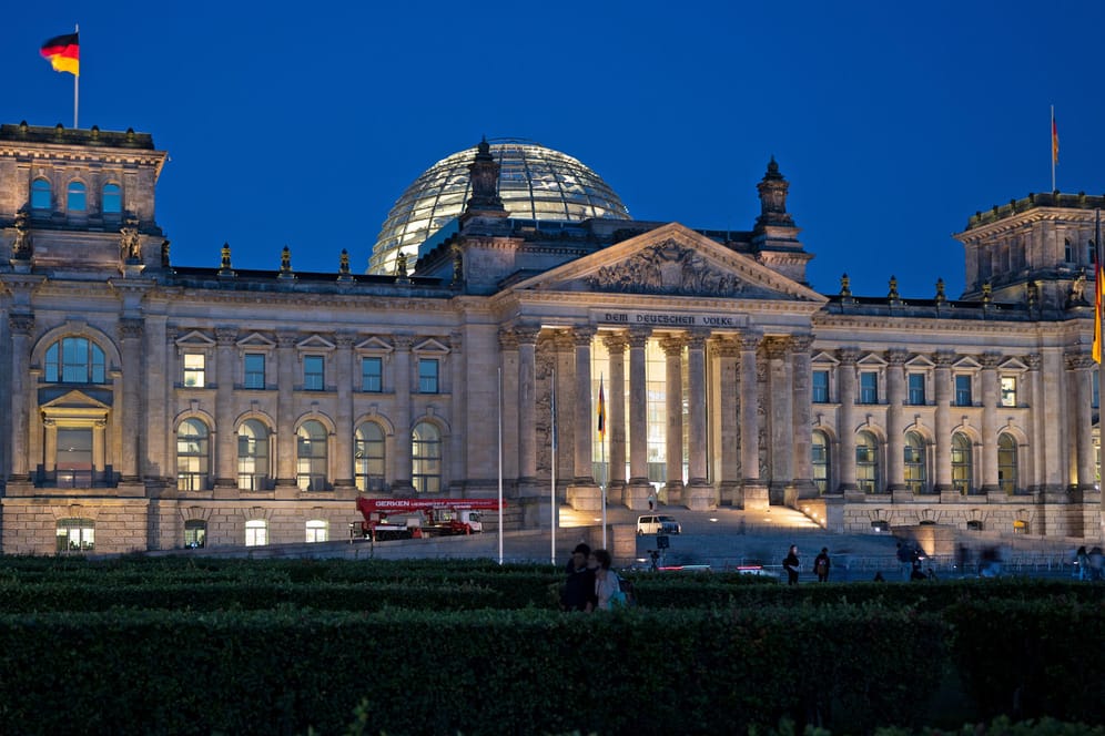 Reichstagsgebäude in Berlin: Für die Abgeordneten geht die erste Woche in der neuen Arbeitsumgebung zuende.