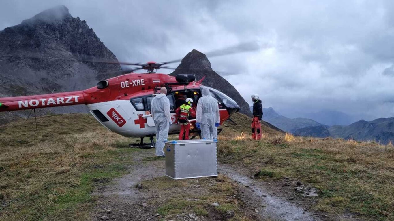 Ein Hubschrauber beim Rettungseinsatz: Die erkrankten Wanderer wurden mit den Rettungshubschraubern in das Langlaufzentrum in Oberstdorf geflogen.