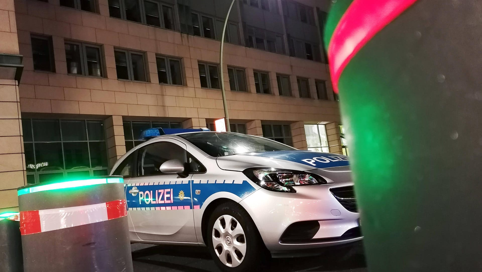 Polizeiauto in Berlin (Symbolbild): Auf Twitter teilt die Berliner Polizei einen Tag lang ihre Einsätze.