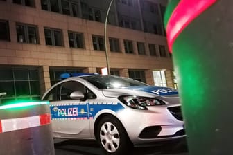 Polizeiauto in Berlin (Symbolbild): Auf Twitter teilt die Berliner Polizei einen Tag lang ihre Einsätze.