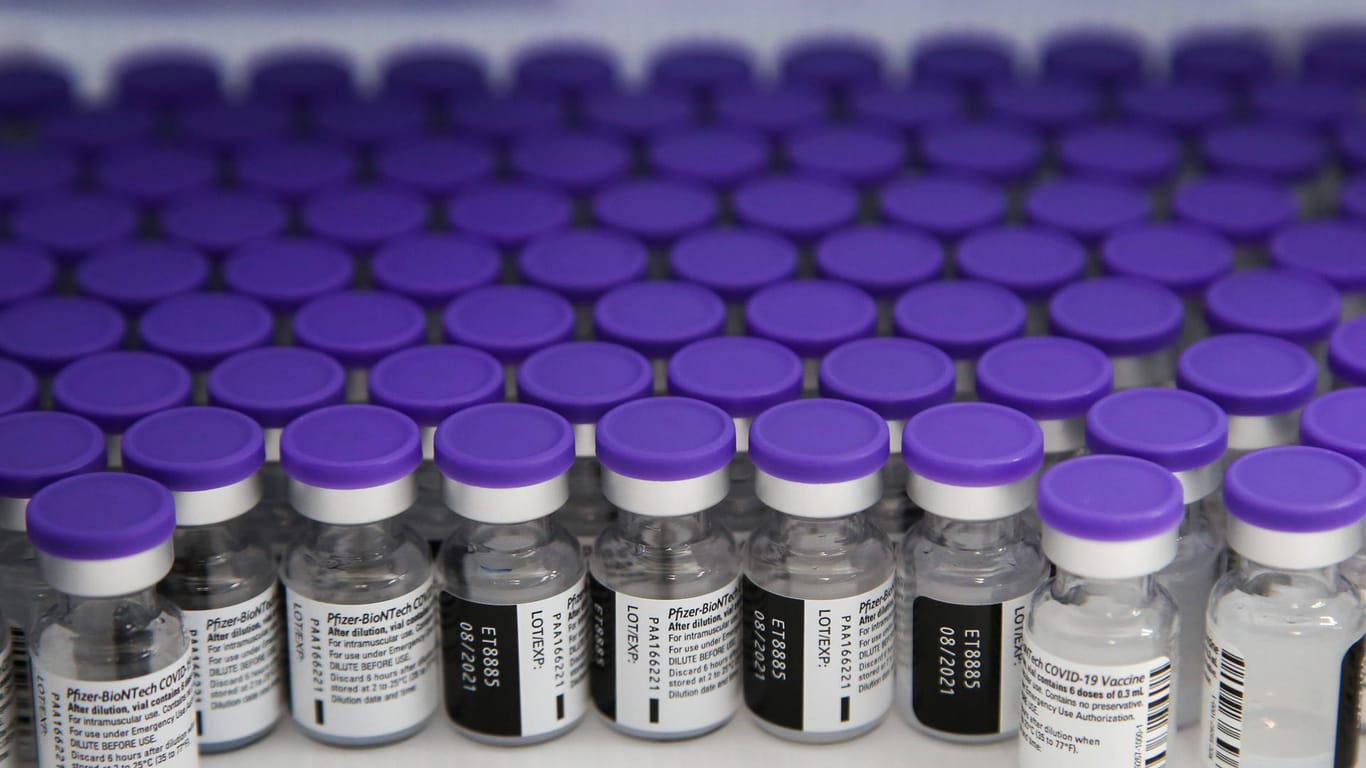 Behälter mit Impfstoff (Symbolbild): In NRW könnten Impfstoffdosen vernichtet werden müssen.