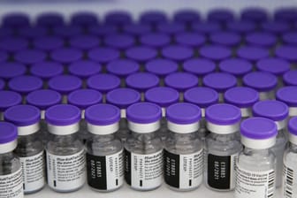 Behälter mit Impfstoff (Symbolbild): In NRW könnten Impfstoffdosen vernichtet werden müssen.