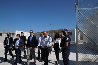 Kyriakos Mitsotakis, Regierungschef von Griechenland, in einer Unterkunft für Geflüchtete auf der Insel Samos: Er will gesicherte Unterkünfte bauen lassen.
