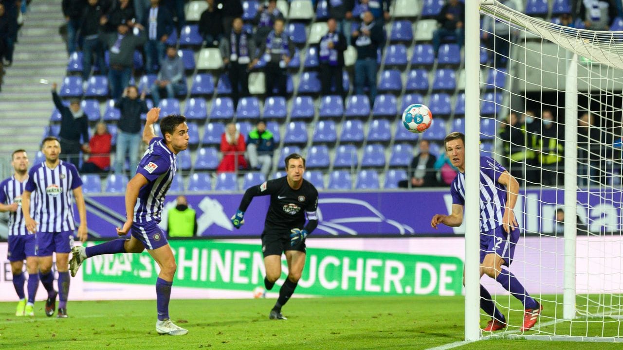 Aues Dirk Carlson (l) rettete mit seinem späten Eigentor dem HSV einen Punkt.