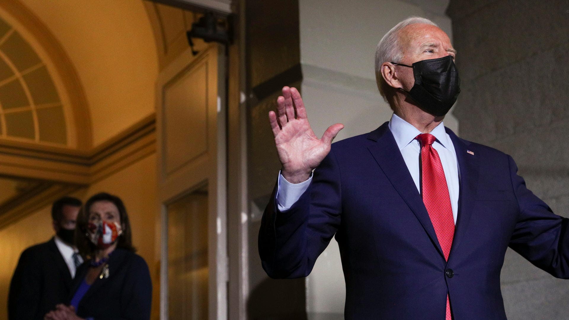 US-Präsident Joe Biden spricht zur Presse nach seinen Gesprächen am Kapitol in der US-Hauptstadt. Im Hintergrund beobachtet ihn Nancy Pelosi.