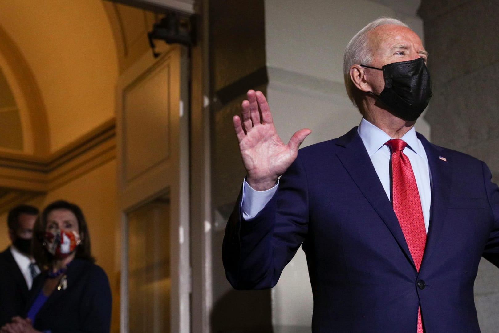 US-Präsident Joe Biden spricht zur Presse nach seinen Gesprächen am Kapitol in der US-Hauptstadt. Im Hintergrund beobachtet ihn Nancy Pelosi.