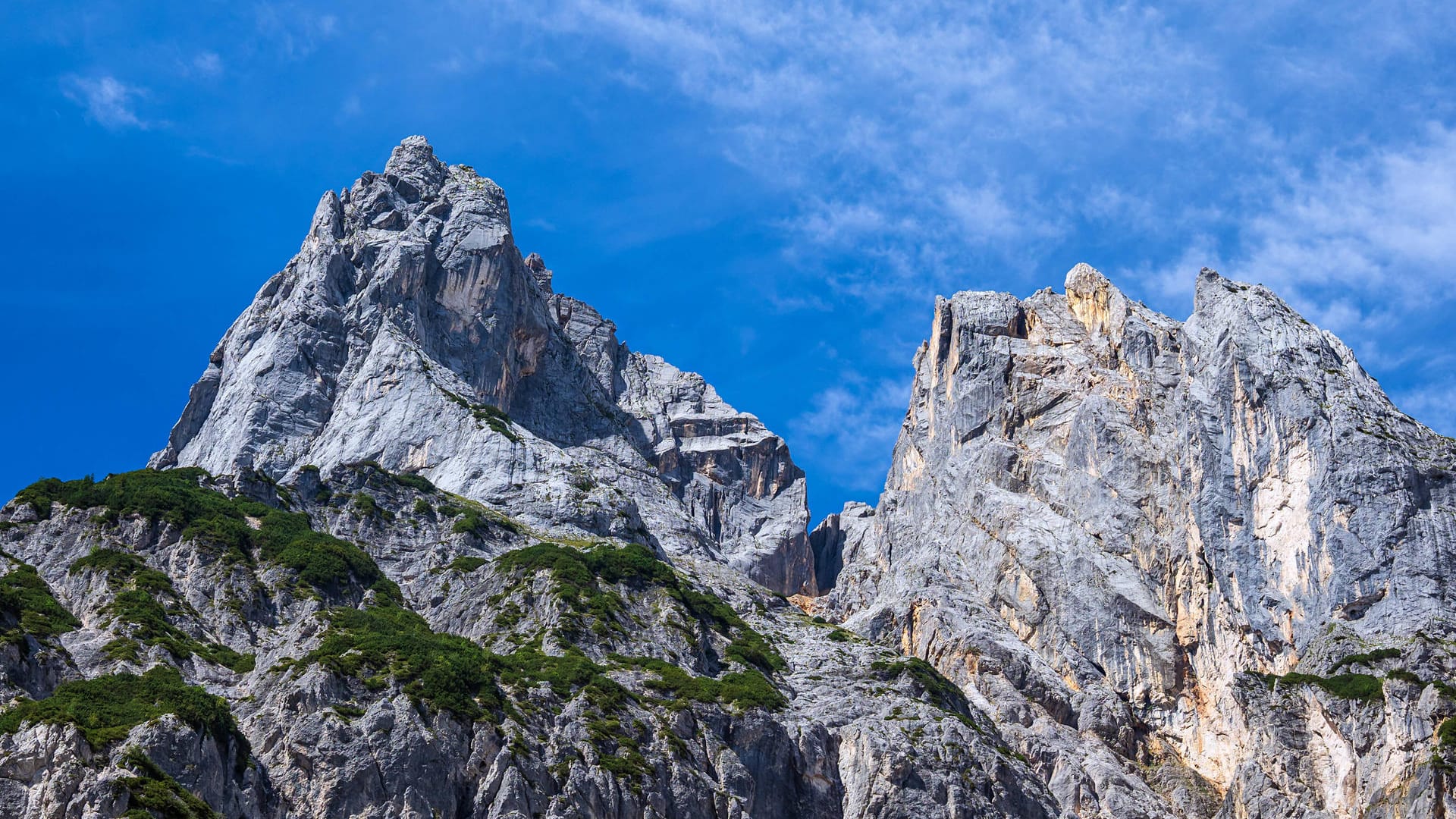 Die Berchtesgadener Alpen sind ein beliebtes Klettergebiet mit anspruchsvollen Touren (Archivbild). Eine Frau stürzte am Freitag beim Klettern ab. Die Berchtesgadener Alpen sind ein beliebtes Klettergebiet mit anspruchsvollen Touren (Archivbild). Eine Frau stürzte am Freitag beim Klettern ab.