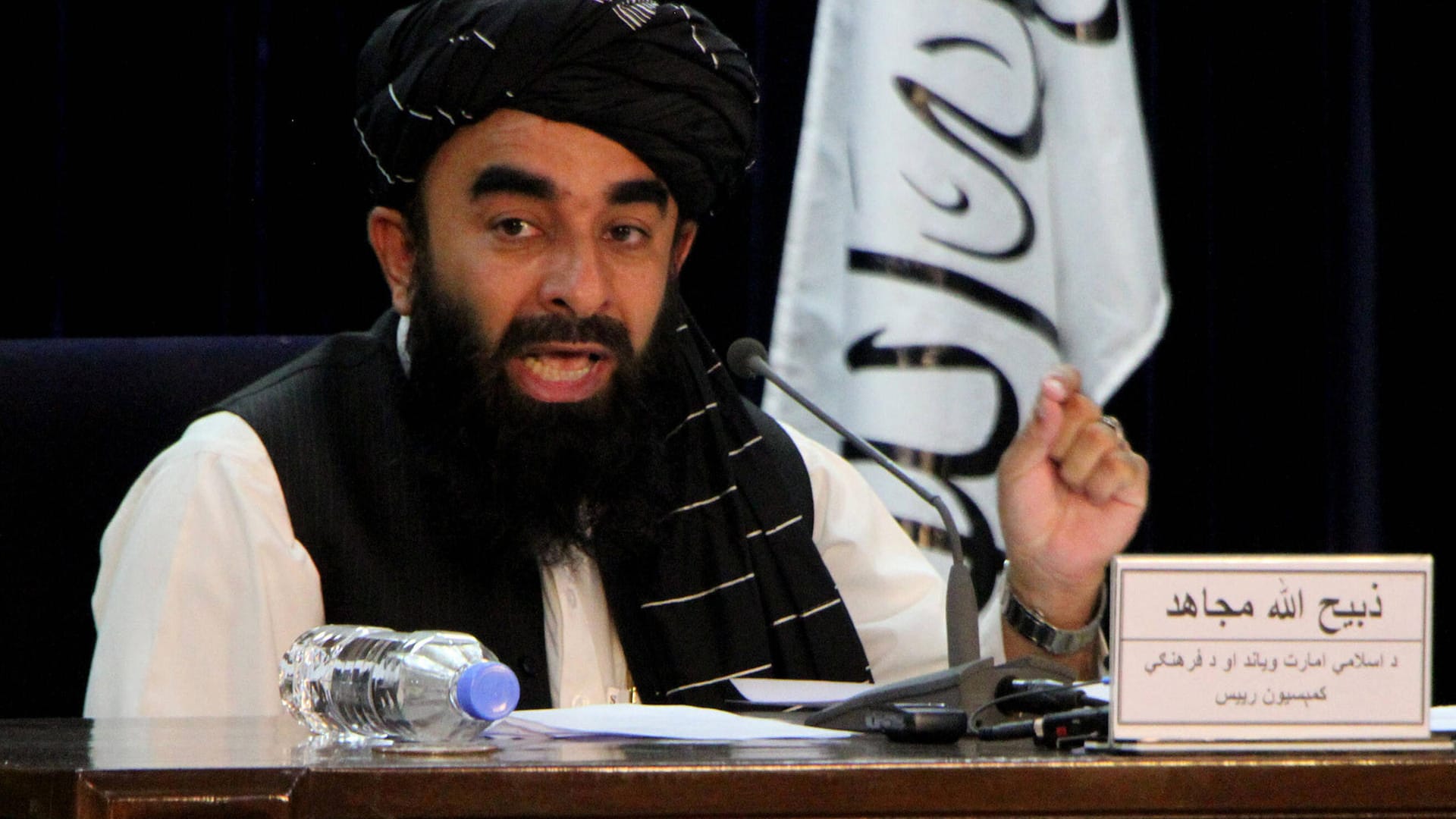 Der Sprecher des Taliban-Regimes, Zabihullah Mujahid, bei einer Pressekonferenz (Archivbild). Nach Medienberichten müssen afghanische Ortskräfte jetzt vor einem Tribunal erscheinen.