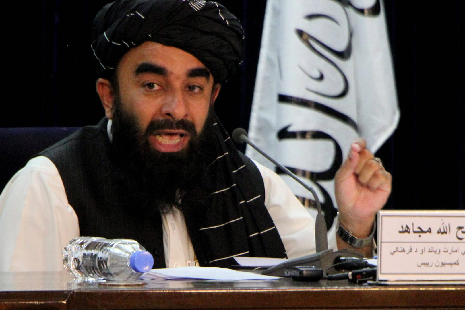 Der Sprecher des Taliban-Regimes, Zabihullah Mujahid, bei einer Pressekonferenz (Archivbild). Nach Medienberichten müssen afghanische Ortskräfte jetzt vor einem Tribunal erscheinen.
