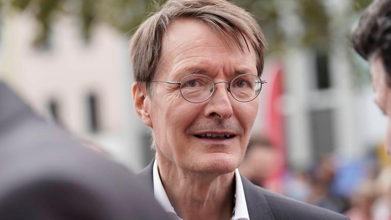 Karl Lauterbach bei einem Wahlkampfauftritt (Archivbild). Der Gesundheitsexperte der SPD ist bereit, bei den Koalitionsverhandlungen über die Bürgerversicherung zu sprechen.