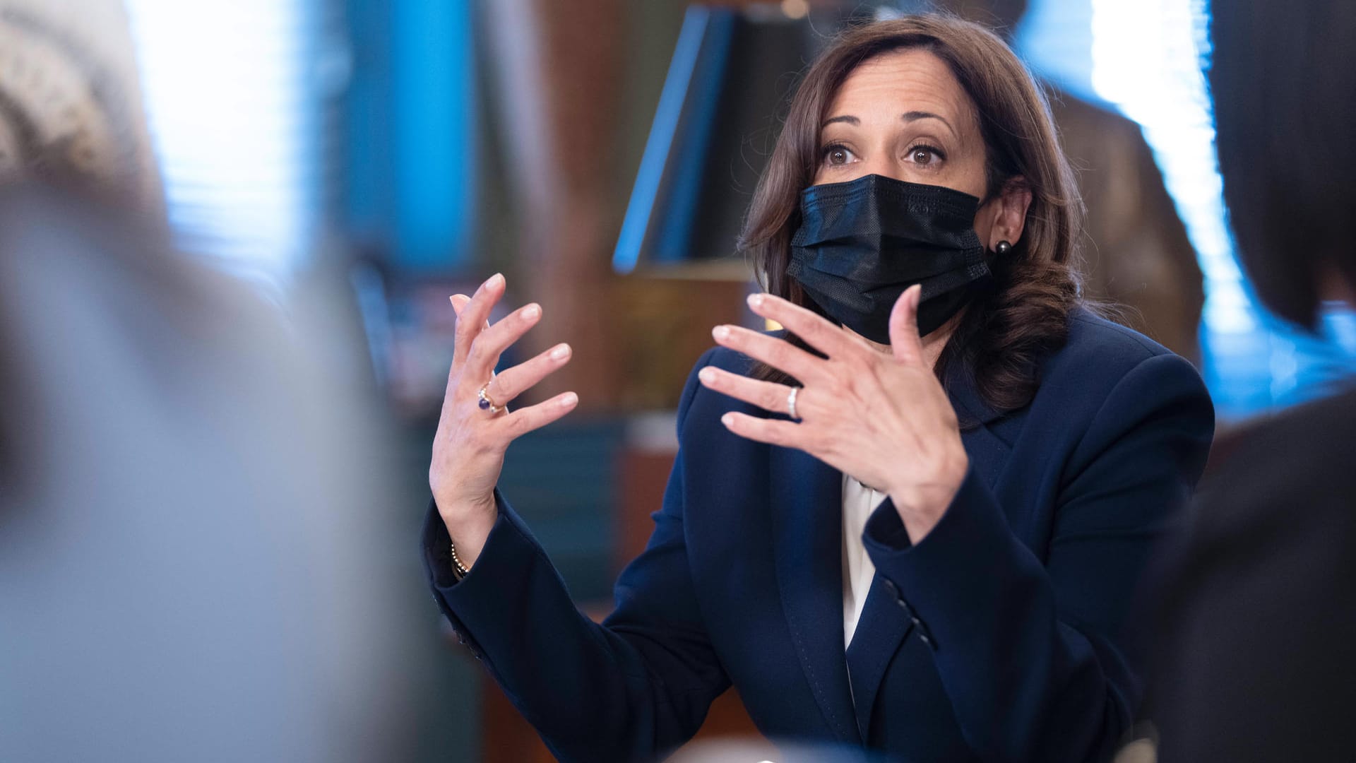 US-Vizepräsidentin Kamala Harris bei einem Treffen mit Geschäftsleuten (Archivbild). Sie musste jetzt umstrittene Äußerungen über Israel klarstellen.