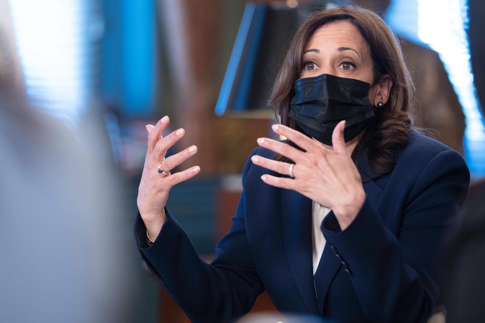 US-Vizepräsidentin Kamala Harris bei einem Treffen mit Geschäftsleuten (Archivbild). Sie musste jetzt umstrittene Äußerungen über Israel klarstellen.