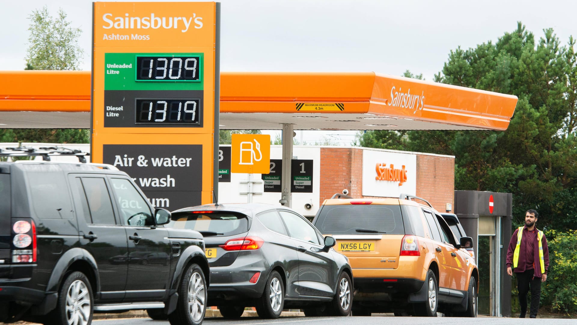 Vor einer Tankstelle in Großbritannien bildet sich eine lange Schlange (Archivbild). Ab Montag soll die Armee beim Benzintransport helfen Vor einer Tankstelle in Großbritannien bildet sich eine lange Schlange (Archivbild). Ab Montag soll die Armee beim Benzintransport helfen