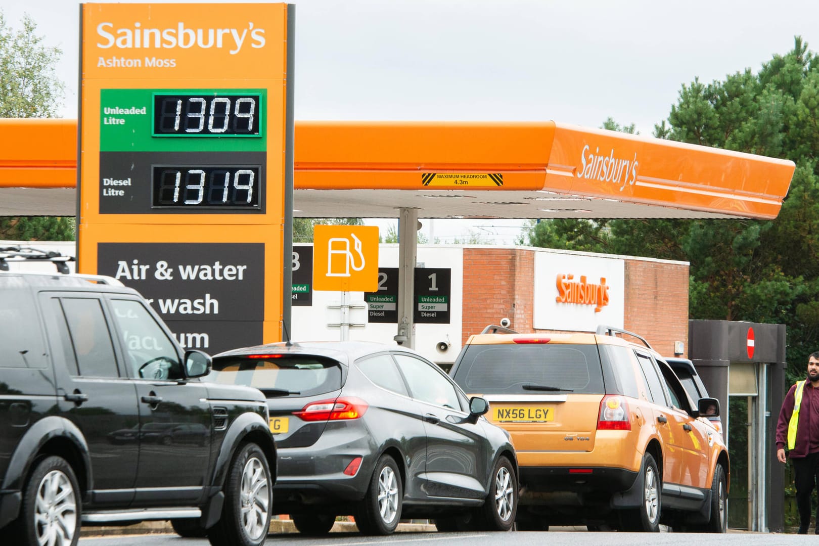 Vor einer Tankstelle in Großbritannien bildet sich eine lange Schlange (Archivbild). Ab Montag soll die Armee beim Benzintransport helfen