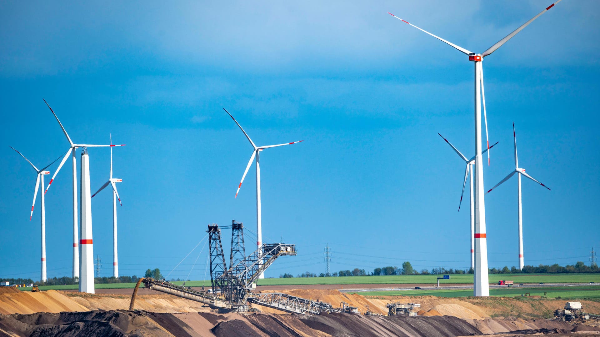 Windpark Jüchen: Ein Windrad in der Nähe war vor Kurzem eingestürzt.