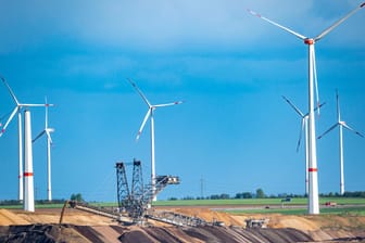 Windpark Jüchen: Ein Windrad in der Nähe war vor Kurzem eingestürzt.