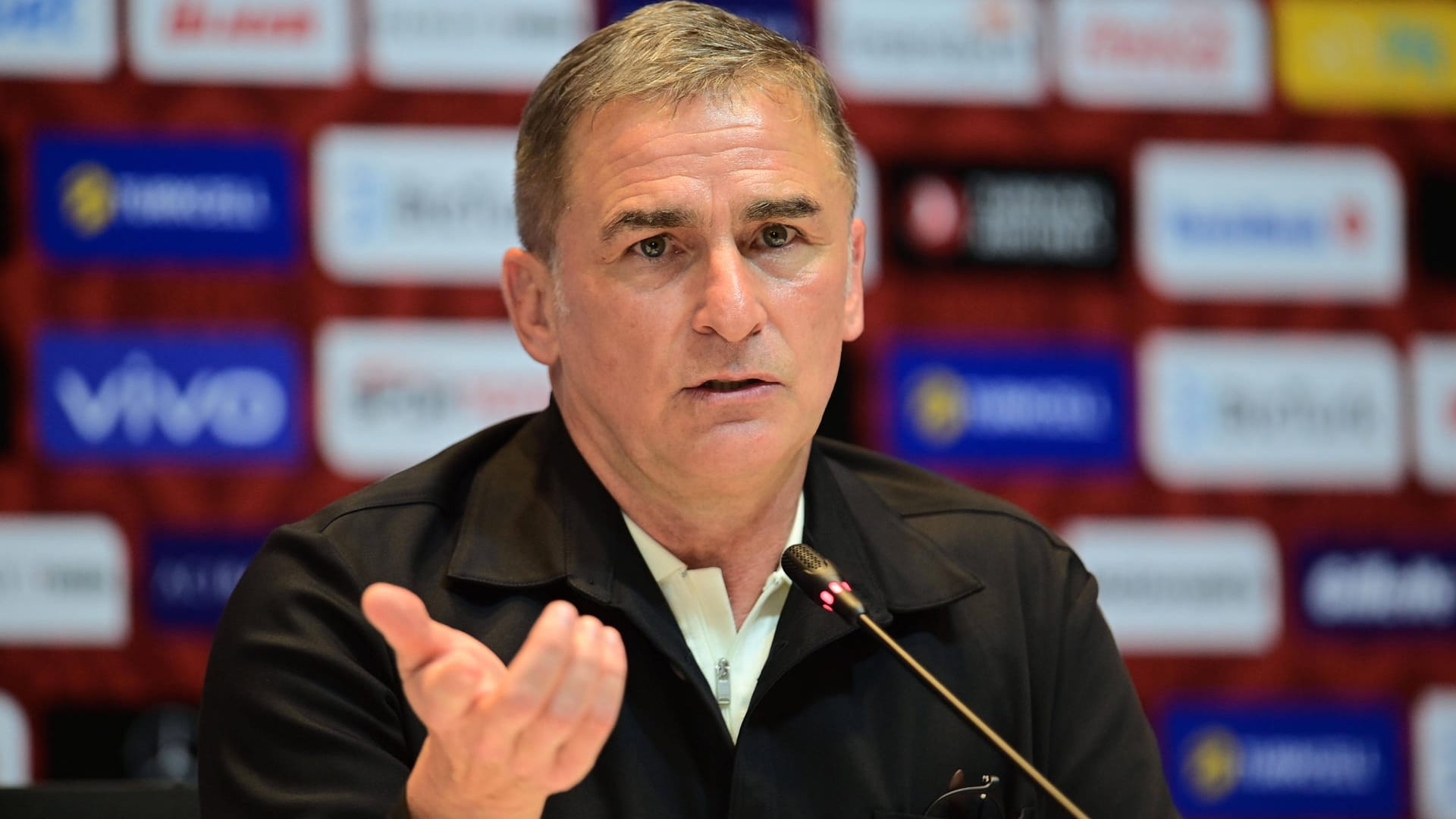 Stefan Kuntz bei seiner Vorstellung als türkischer Nationaltrainer: Der Erfolgscoach hat einen Dreijahresvertrag unterschrieben. Stefan Kuntz bei seiner Vorstellung als türkischer Nationaltrainer: Der Erfolgscoach hat einen Dreijahresvertrag unterschrieben.
