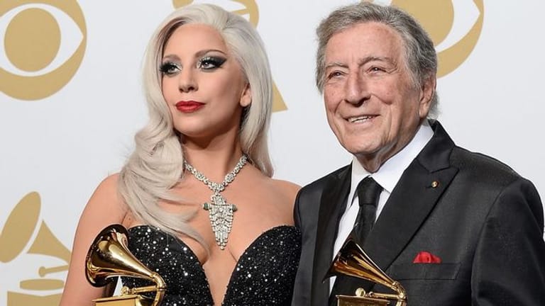 Lady Gaga und Tony Bennett zeigen ihre Awards für das "Beste traditionelle Pop-Vocal-Album" bei den 57.