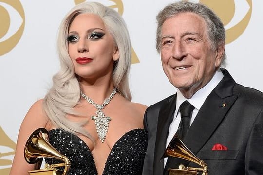 Lady Gaga und Tony Bennett zeigen ihre Awards für das "Beste traditionelle Pop-Vocal-Album" bei den 57.