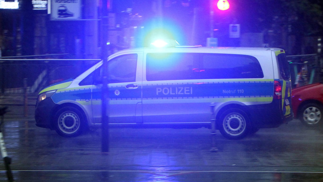 Einsatzwagen der Polizei (Symbolbild): In Frankfurt wurde ein Mann niedergestochen.