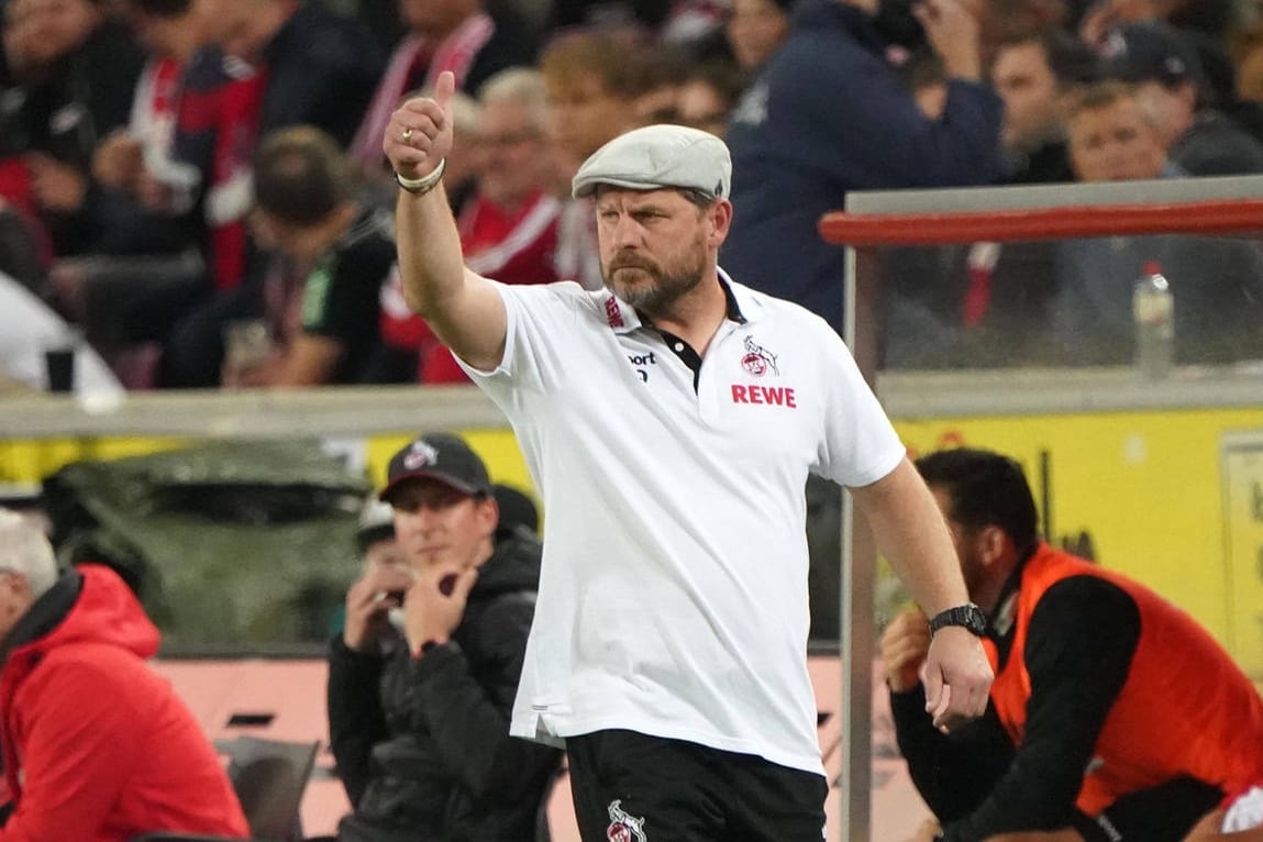 Steffen Baumgart gestikuliert am Spielfeldrand: Der FC-Köln-Coach ist bei Fans sehr beliebt.