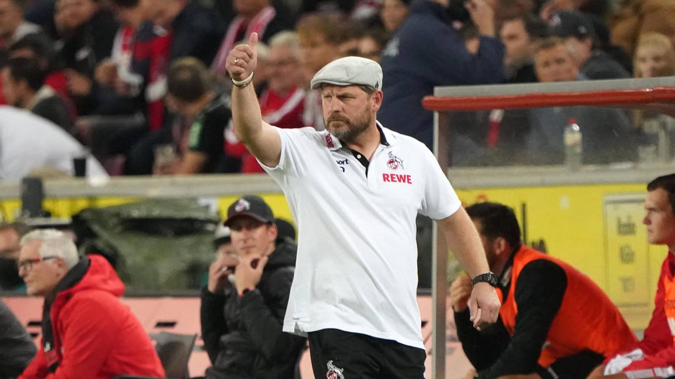 Steffen Baumgart gestikuliert am Spielfeldrand: Der FC-Köln-Coach ist bei Fans sehr beliebt.