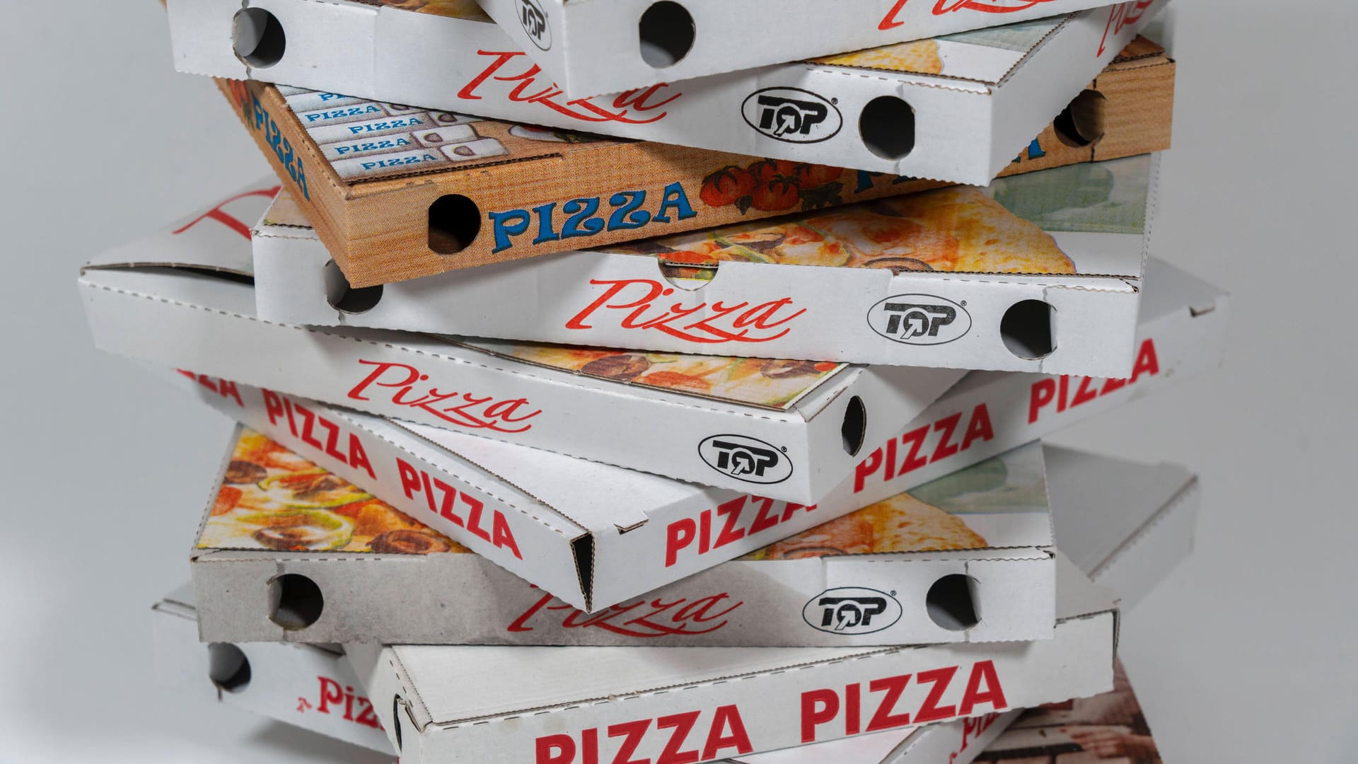 Leere Pizzakartons (Symbolbild): Einwegverpackungen verschmutzen städtische Grünanlagen. Leere Pizzakartons (Symbolbild): Einwegverpackungen verschmutzen städtische Grünanlagen.