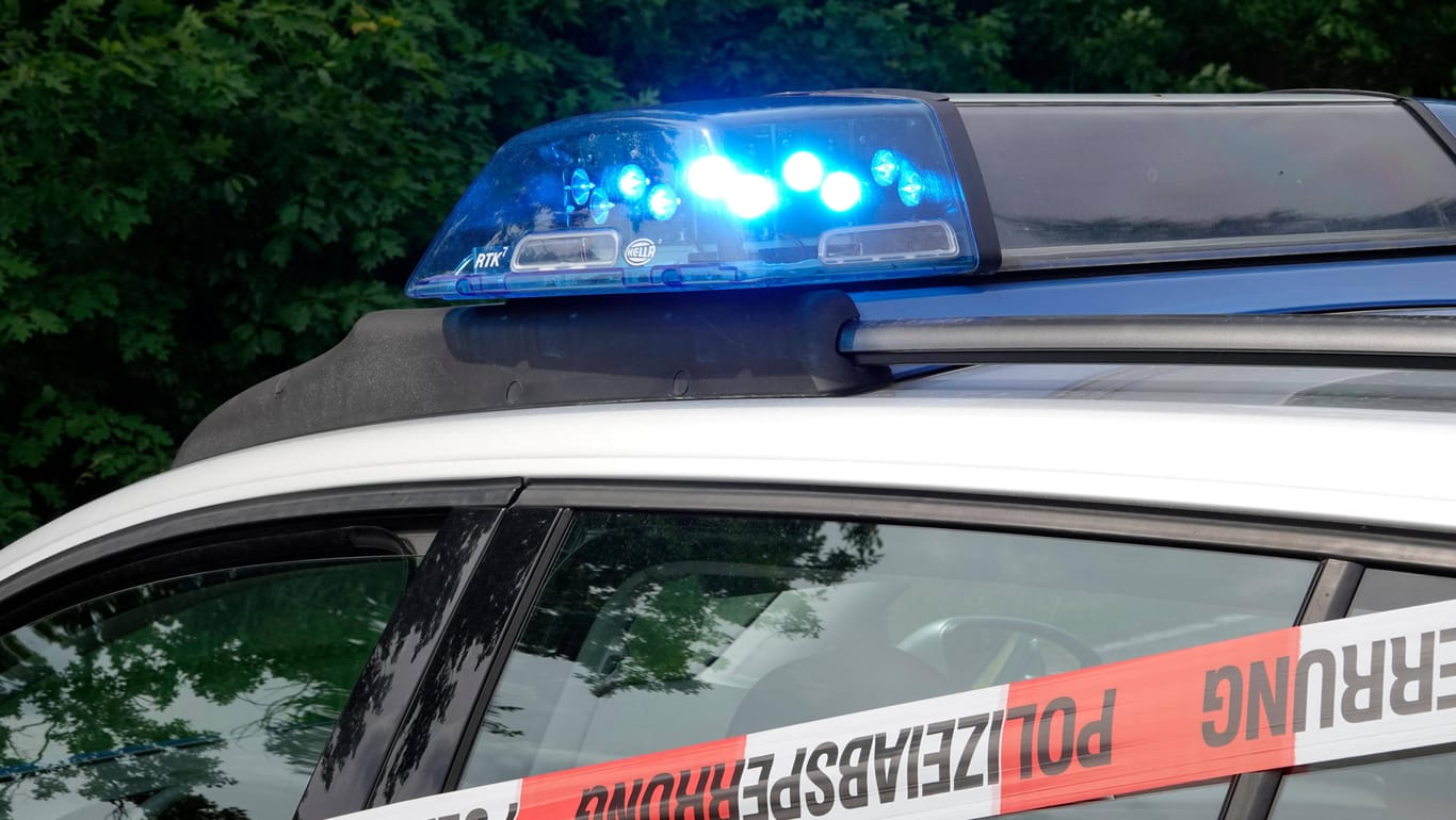 Blaulicht am Polizeiwagen (Symbolbild): In Brunsbüttel ist ein Auto verunglückt.