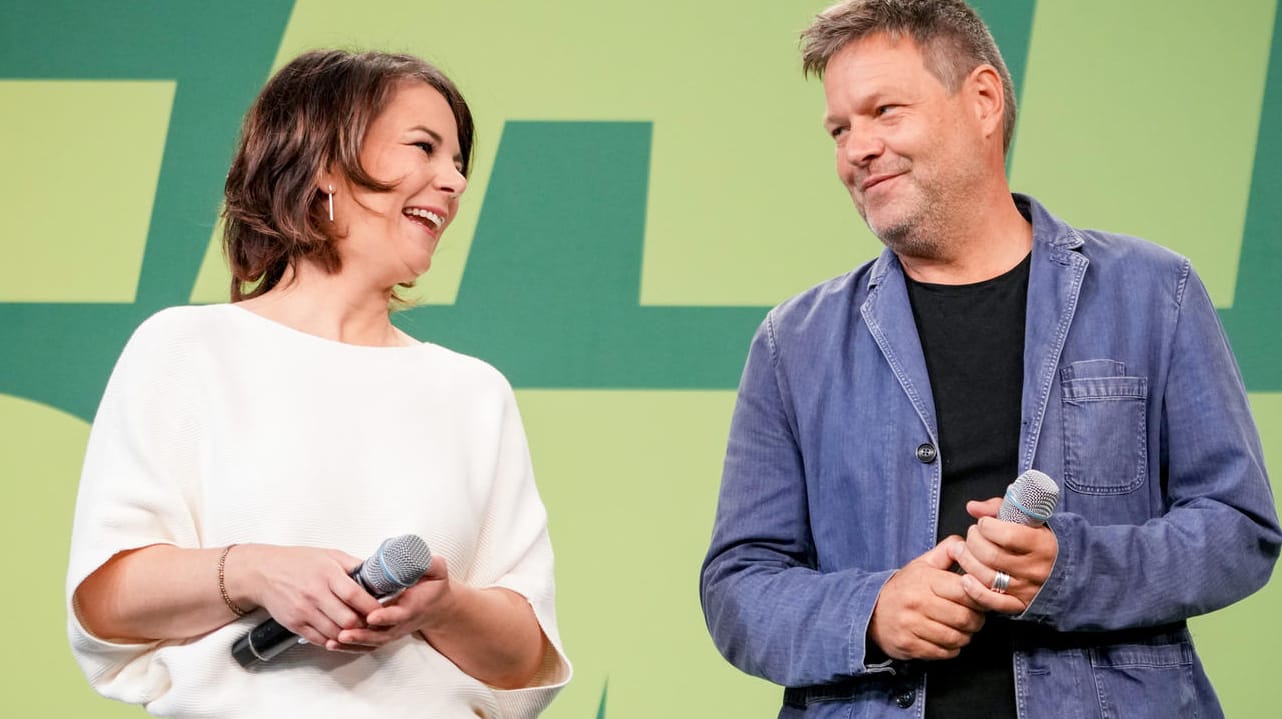 Annalena Baerbock und Robert Habeck beim Parteitag der Grünen: "Ab jetzt ist jede Krise unsere Krise".