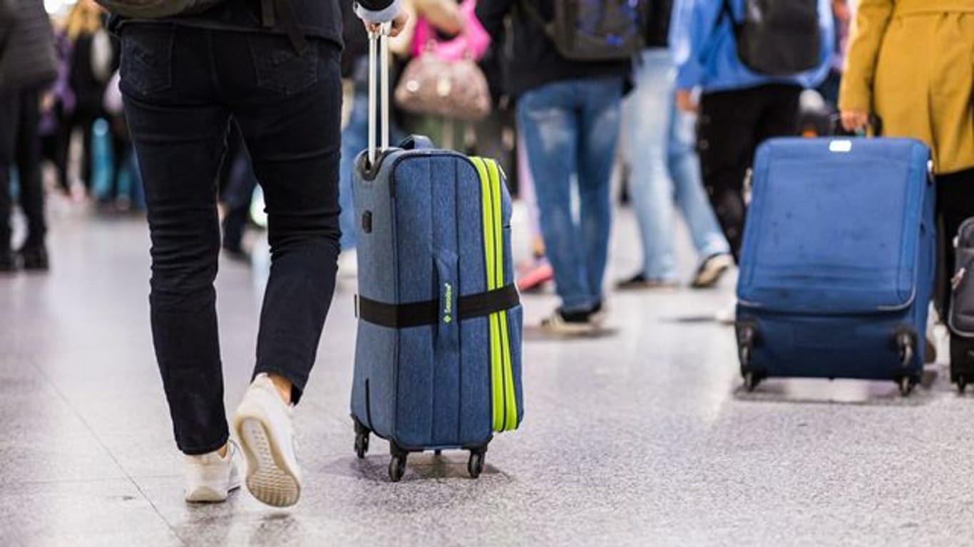 Reisende mit Gepäck stehen im Terminal C vom Flughafen Hannover-Langenhagen (Archivbild): Passagiere müssen oft lange Wartezeiten aushalten.