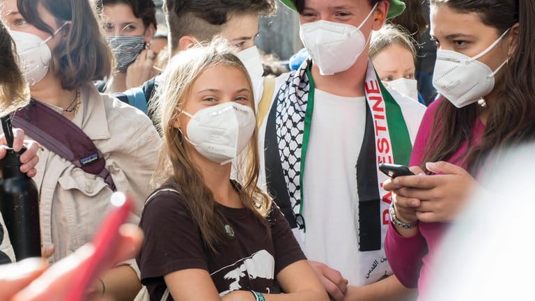Greta Thunberg: Die Klimaaktivistin zeigt sich ganz vertraut mit einem jungen Mann in Mailand.