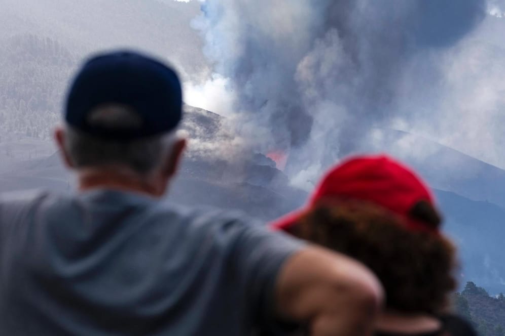 Rauch und Asche steigen auf: Wegen giftiger Gase ist auf La Palma eine Ausgangssperre verhängt worden.