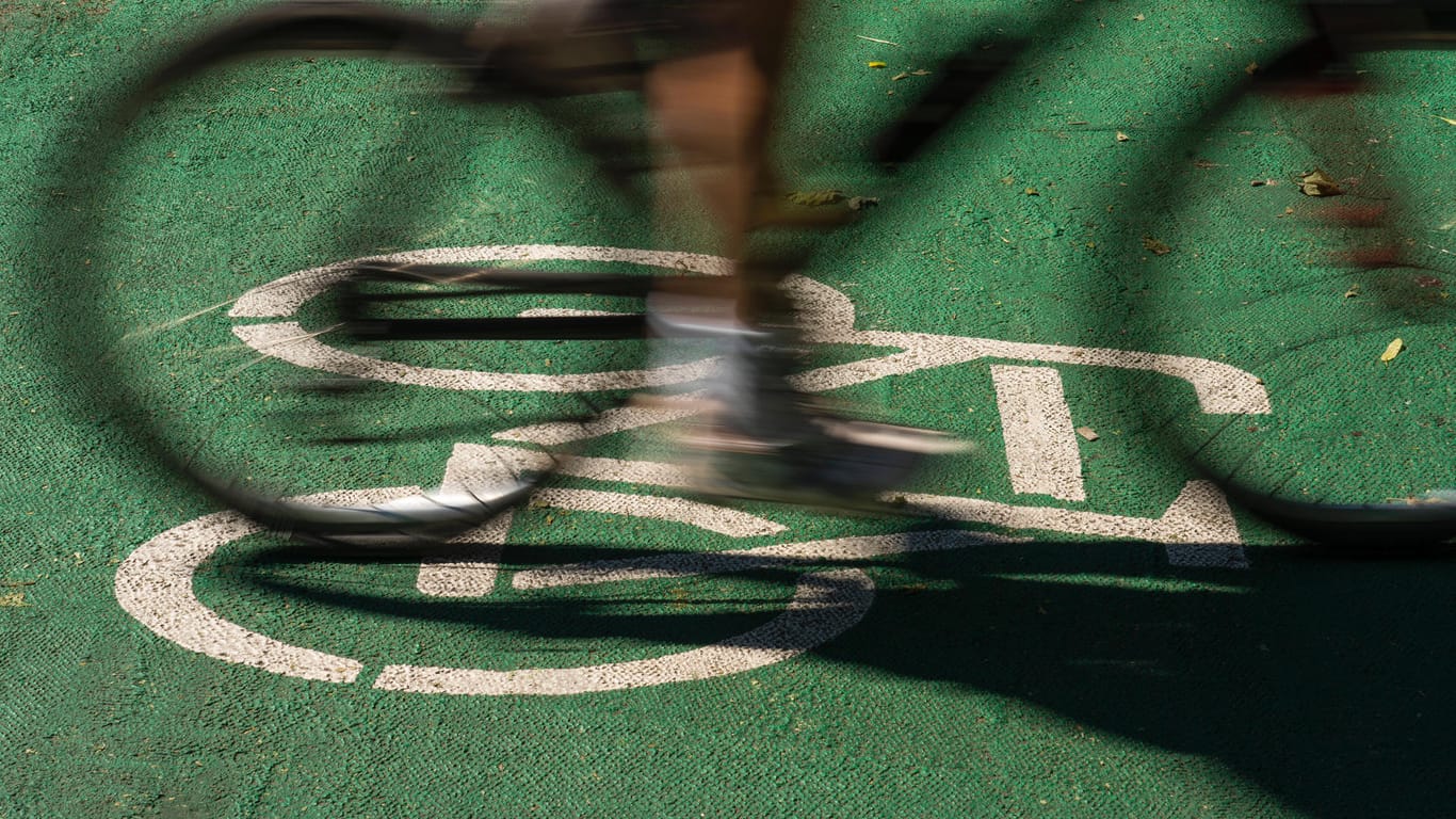Fahrrad auf einem Radweg (Symbolbild): In Berlin ist eine Radfahrerin ums Leben gekommen.