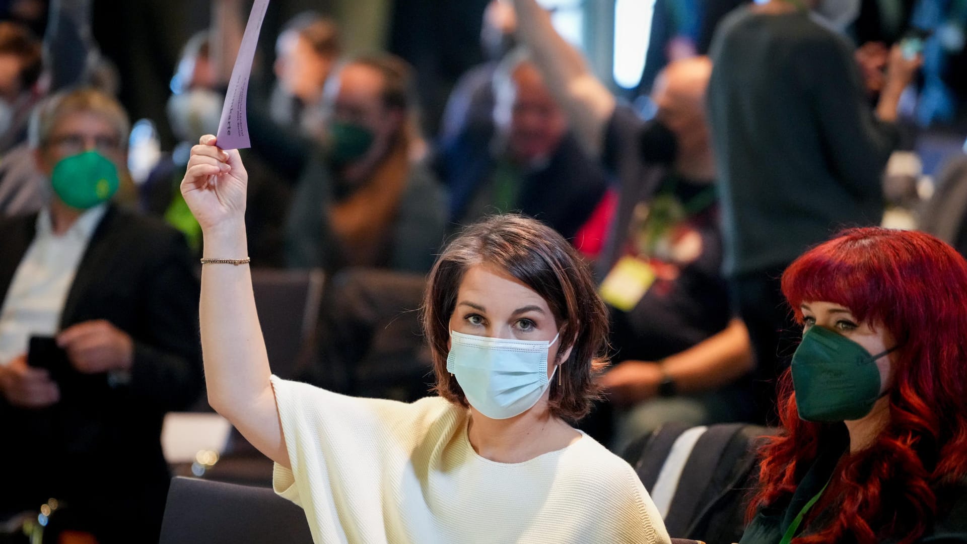 Annalena Baerbock stimmt beim Kleinen Parteitag ab: Bei einer Urabstimmung zum Koalitionsvertrag wäre ihre Stimme nur eine von vielen.