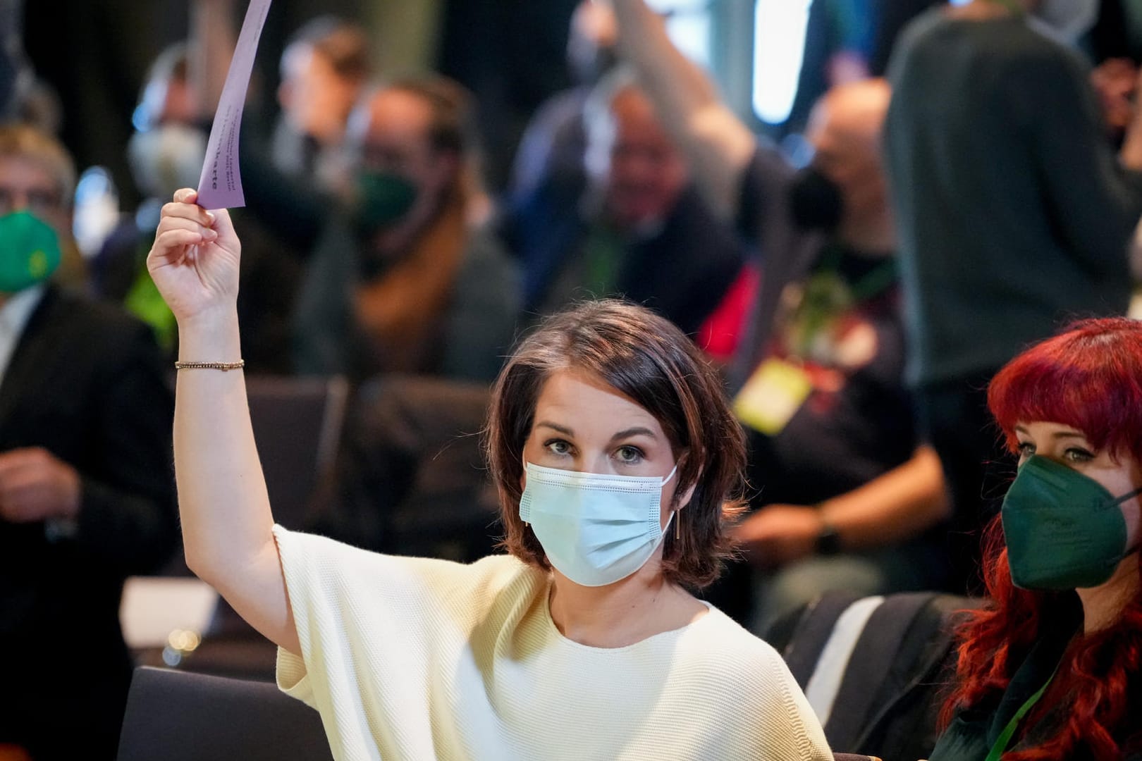 Annalena Baerbock stimmt beim Kleinen Parteitag ab: Bei einer Urabstimmung zum Koalitionsvertrag wäre ihre Stimme nur eine von vielen.