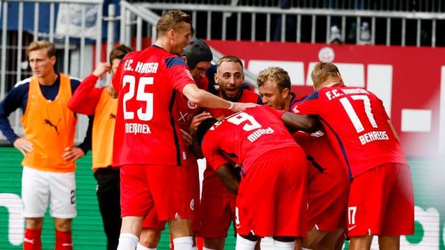 Rostocks Spieler jubeln nach dem 2:0 für Hansa im Ostsee-Duell mit Holstein Kiel.