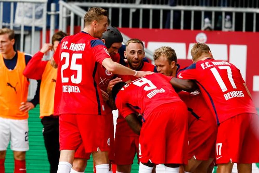 Rostocks Spieler jubeln nach dem 2:0 für Hansa im Ostsee-Duell mit Holstein Kiel.