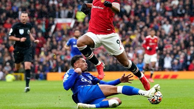 Evertons Ben Godfrey stoppt Anthony Martial (r) von Manchester United. Evertons Ben Godfrey stoppt Anthony Martial (r) von Manchester United.