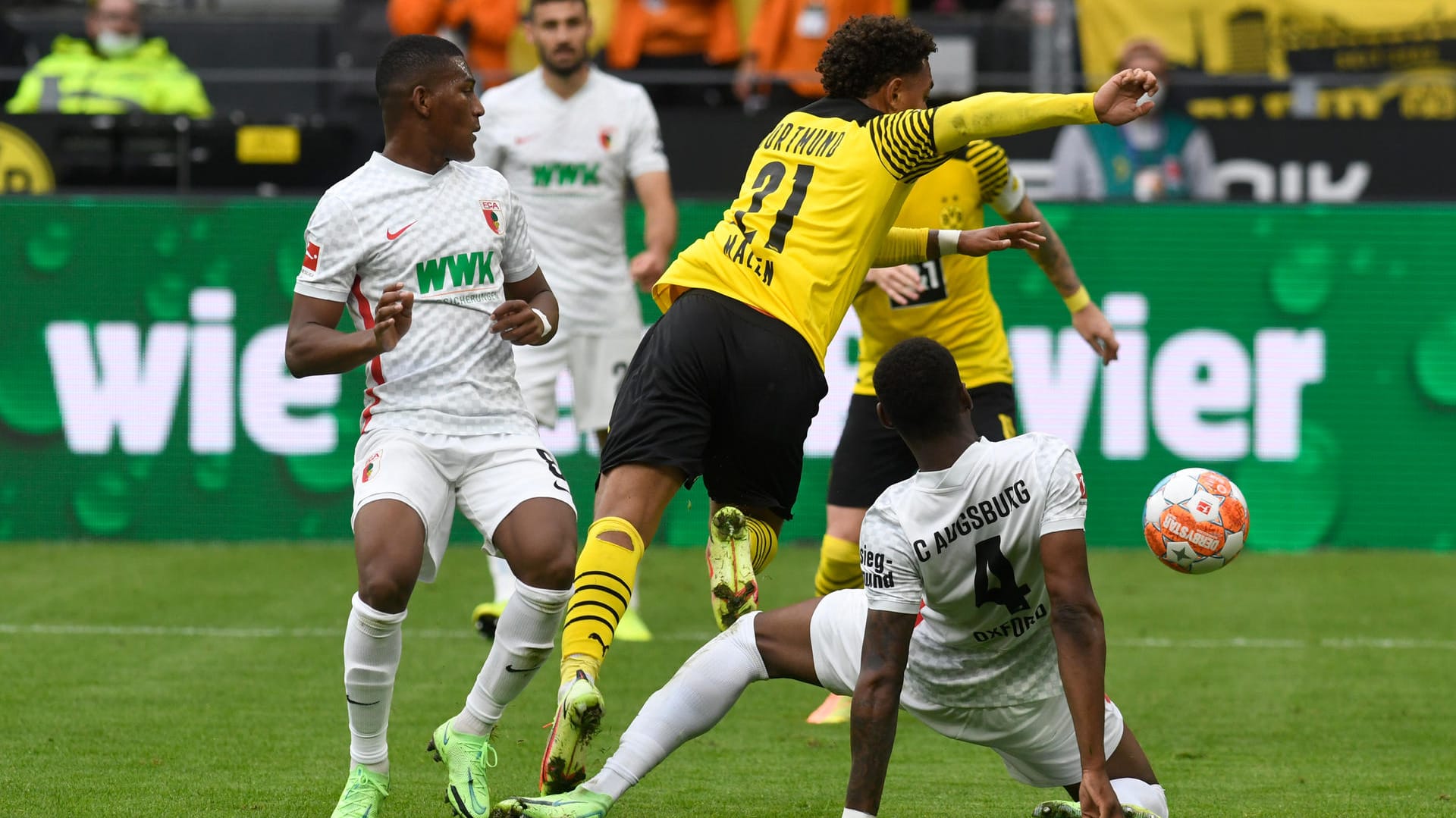 Stellvertertend für eine intensive Partie: Die Augsburger Reece Oxford (r.) und Carlos Gruezo (l). nehmen Dortmunds Donyell Malen (M.) in die Zange. Stellvertertend für eine intensive Partie: Die Augsburger Reece Oxford (r.) und Carlos Gruezo (l). nehmen Dortmunds Donyell Malen (M.) in die Zange.