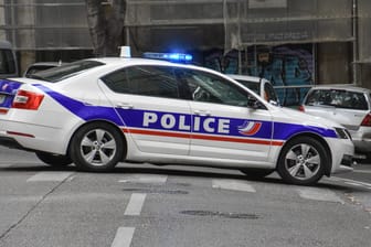 Fahrzeug der französischen Polizei: Die Beamten brachten die Mädchen zunächst ins Krankenhaus.