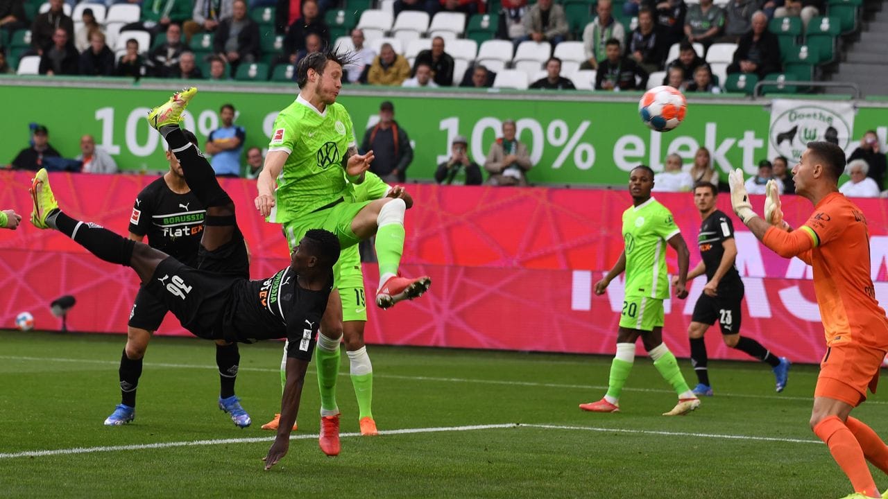 Gladbachs Breel Embolo (l) erzielt in sehenswerter Manier die 1:0-Führung beim VfL Wolfsburg.