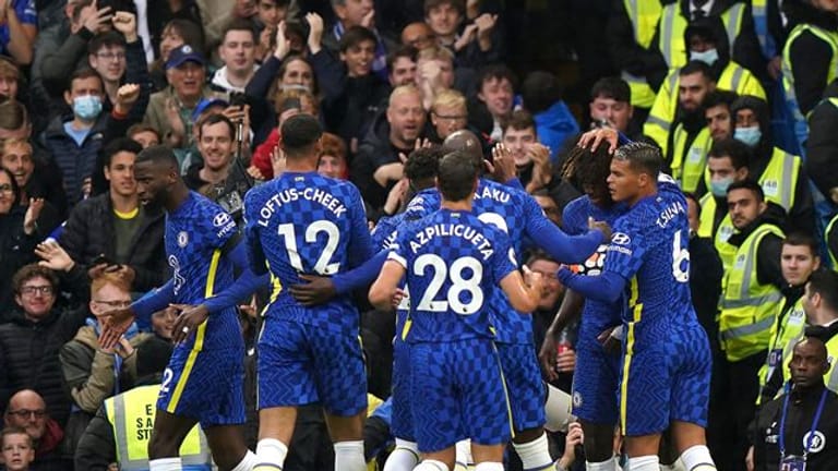 Chelseas Trevoh Chalobah (verdeckt) feiert mit seinen Mannschaftskameraden den ersten Treffer der Partie.