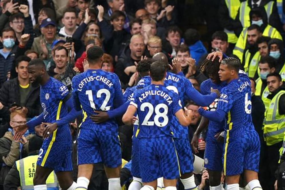 Chelseas Trevoh Chalobah (verdeckt) feiert mit seinen Mannschaftskameraden den ersten Treffer der Partie.