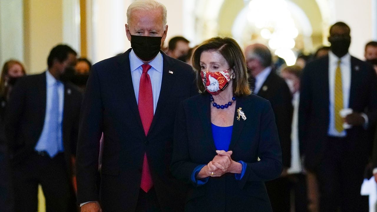 Joe Biden mit der Sprecherin des Repräsentantenhauses, Nancy Pelosi, im Kapitol.