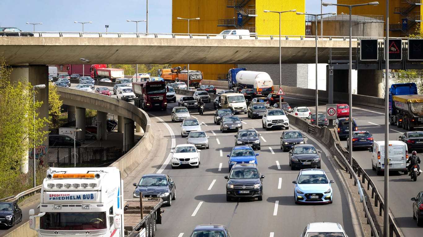 Verkehr auf der Autobahn (Symbolbild): Eine Falschfahrt auf der A26 hat tödliche Folgen.
