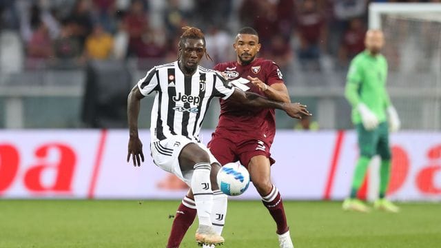 Moise Kean von Juventus Turin behauptet den Ball im Zweikampf mit Gleison Bremer vom Stadtrivalen FC Turin.